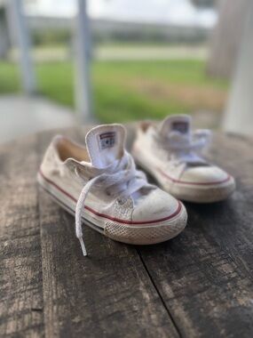 Converse White Low-Top Kids Sneakers with Red Stripe